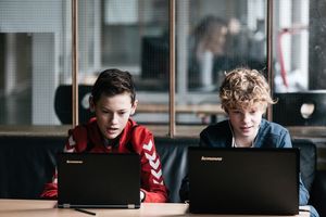 Billede af to elever der sidder foran deres computer